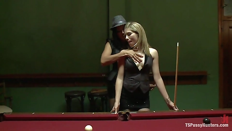 Hawt babe gets off on her face