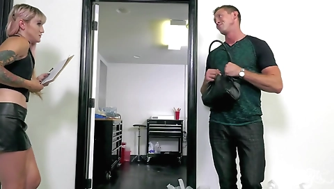 Sexy officerak les abage & masturbation