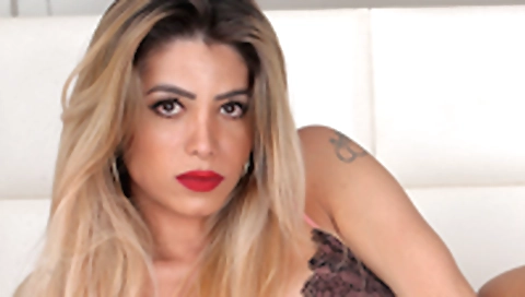 Hotie for sexy red shania
